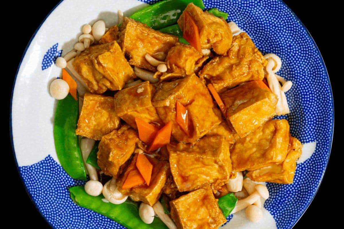 V05. Braised Bean Curd with Shimeji Mushrooms and Vegetables in Oyster Sauce
