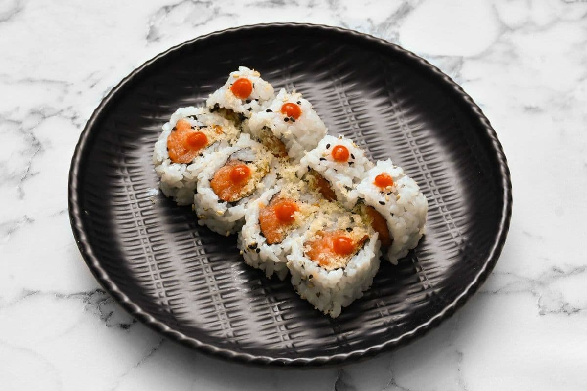 R8. Salmon Bakudan Roll (8 pcs)