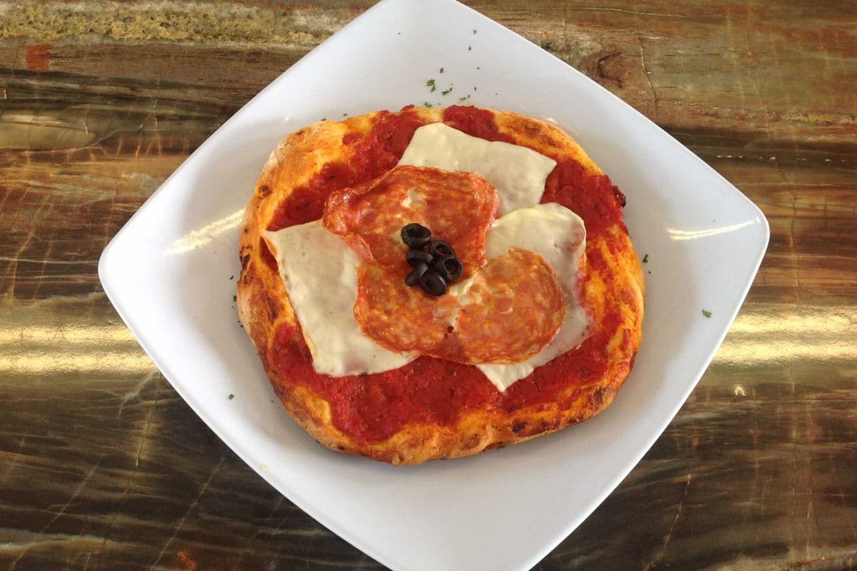 Petite pizza à la sauce tomate et fromage mozzarella-sopressata forte / Small Tomato Sauce and Mozzarella Cheese-Spicy Soppressata Pizza