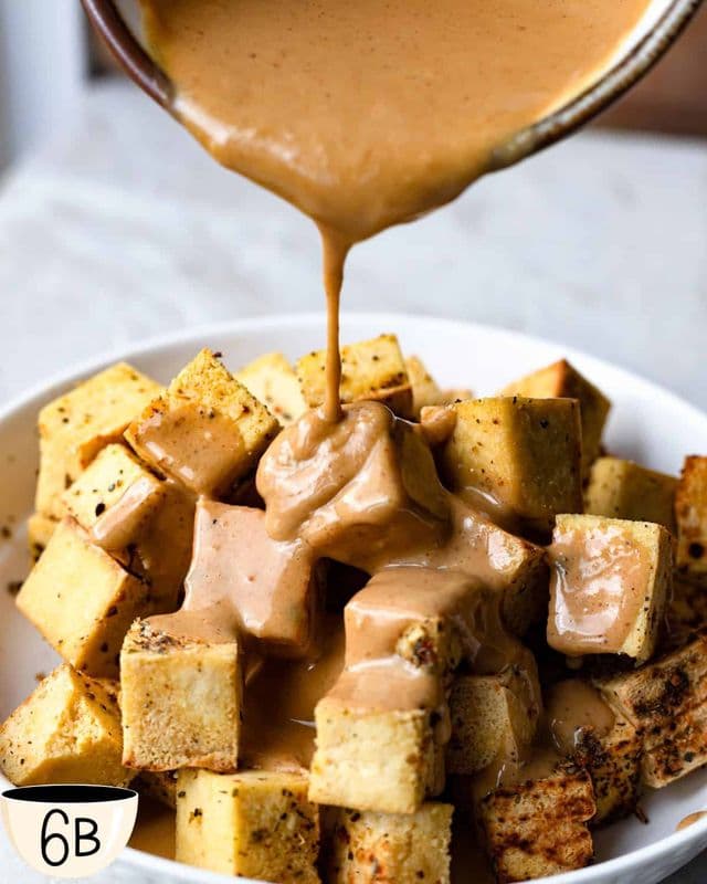 Crispy Fried Tofu with Peanut Sauce / 19C Tofu frit à la sauce aux arachides