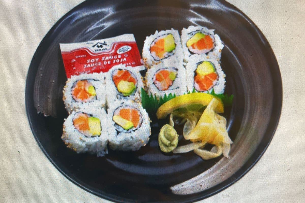Salmon avocado roll （8pcs) 三文鱼牛油果卷8片