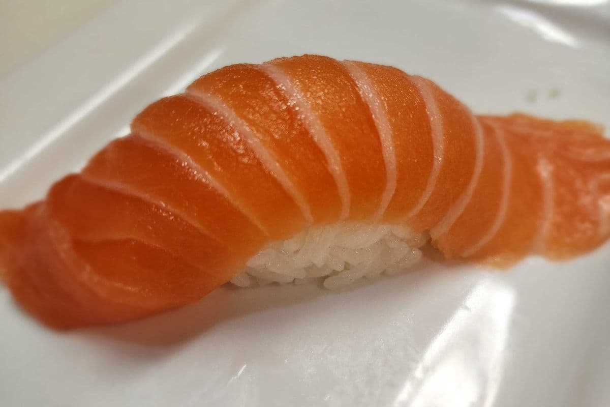 Salmon Nigiri (1pc)