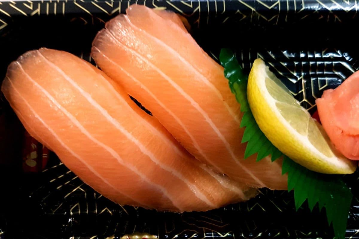 Salmon Sushi (2 pcs)