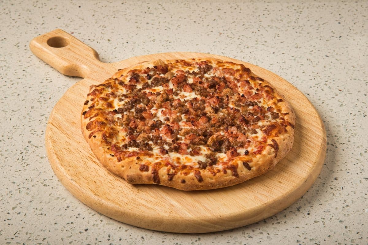 Pizza extra-large amateurs de viande / Extra-Large Meat Lovers Pizza