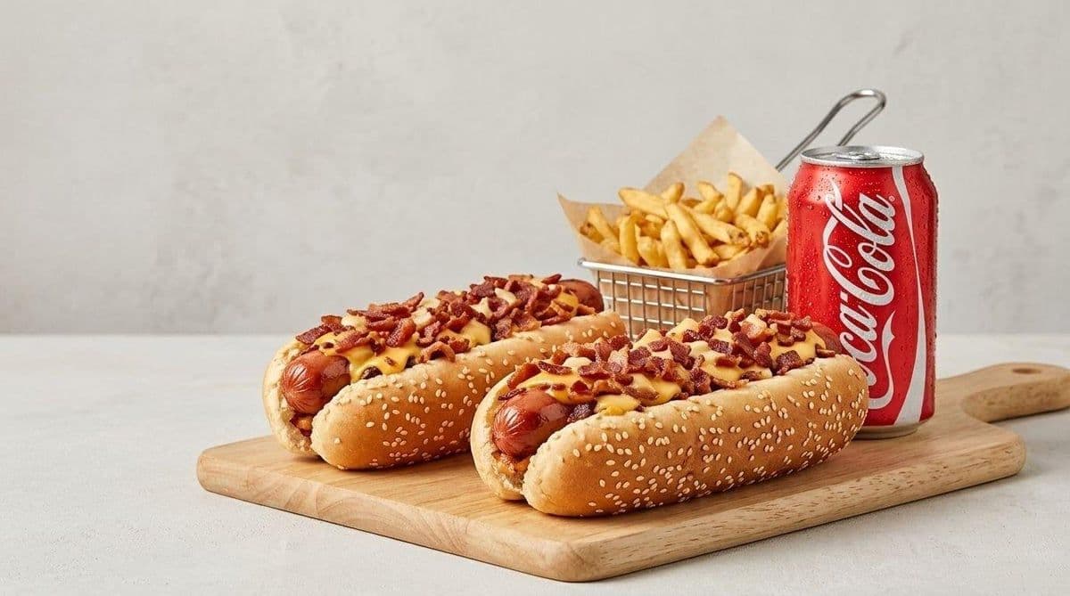 Trio #9 - 2 hot-dogs suprêmes fromage & bacon + frites + breuvage