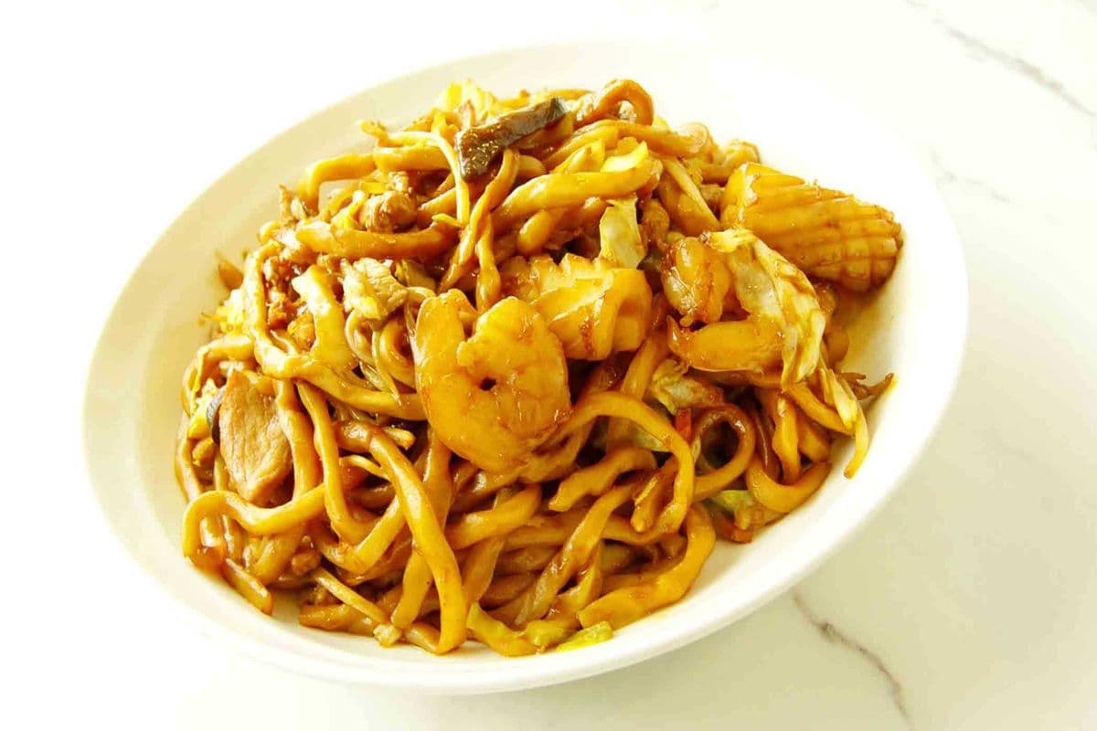 Fried Thick Noodles with Seafood and Pork 海鮮粗炒麵