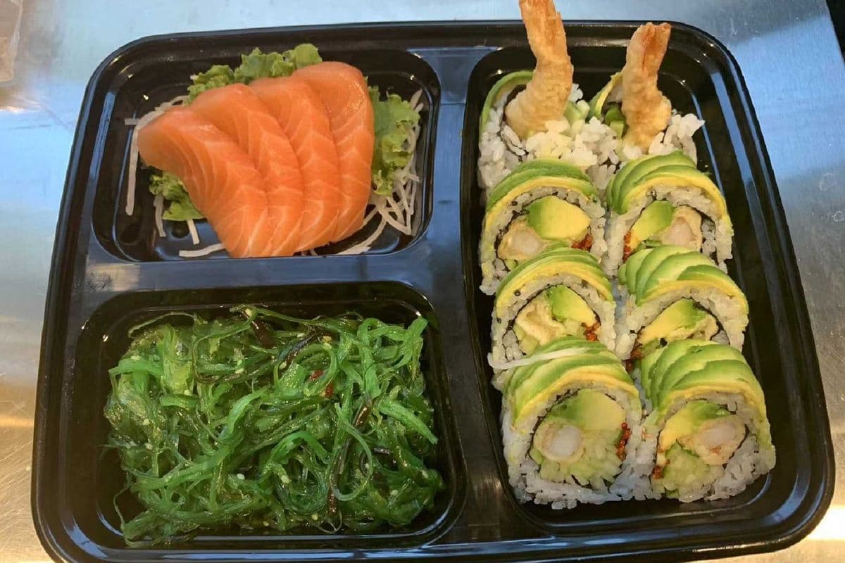 B08. Salmon Sashimi X4 Green Dragon Roll 绿⻰卷便当