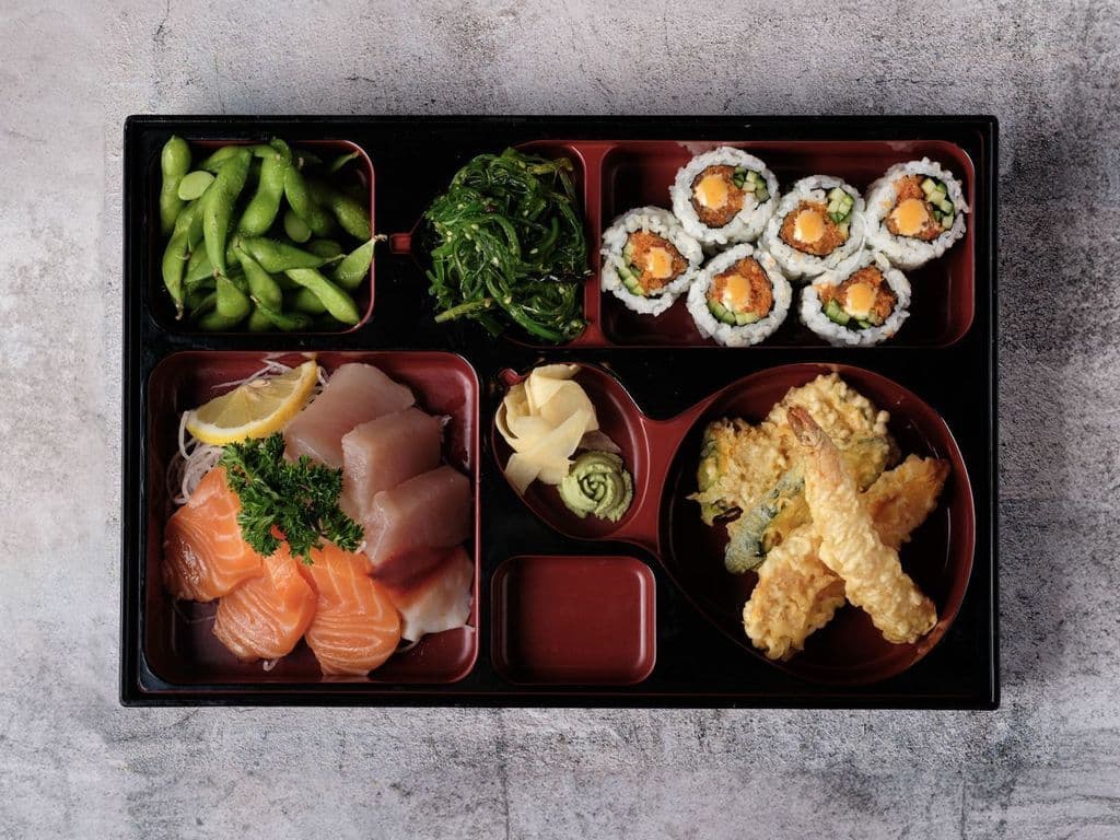 Sashimi and Roll Bento