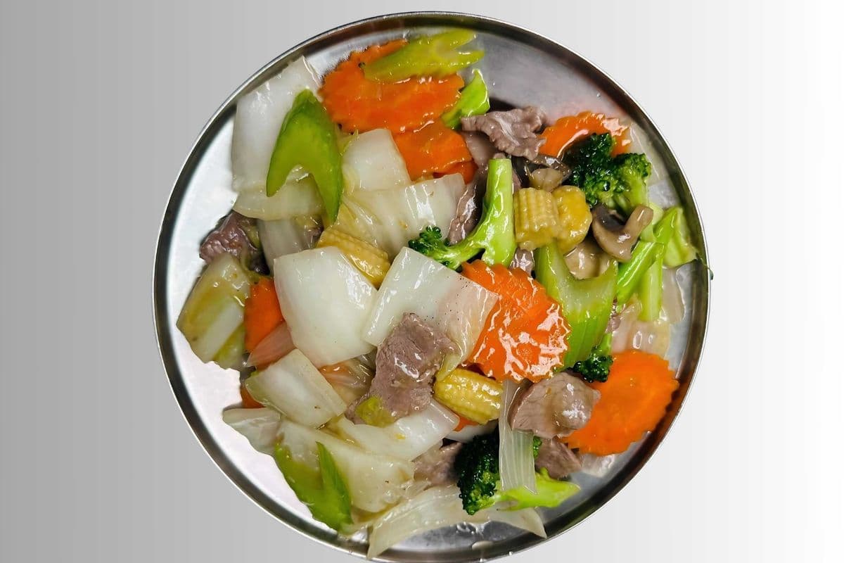 Small Beef and Mixed Greens (Jumbo onion, Napa, carrot, broccoli, celery, mushroom, and baby corn)