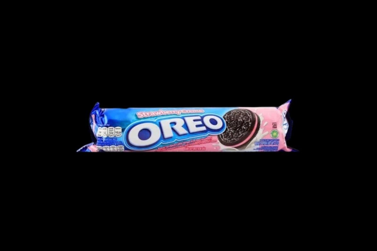 Oreo Strawberry Cream Flavour Sandwich Cookies (110.4gm) (467 Cal)