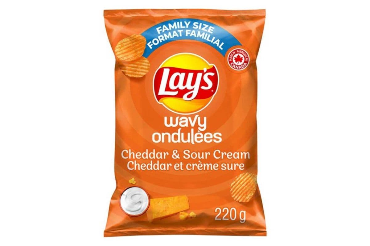 Lay's Wavy Cheddar & Sour Cream (220 g)