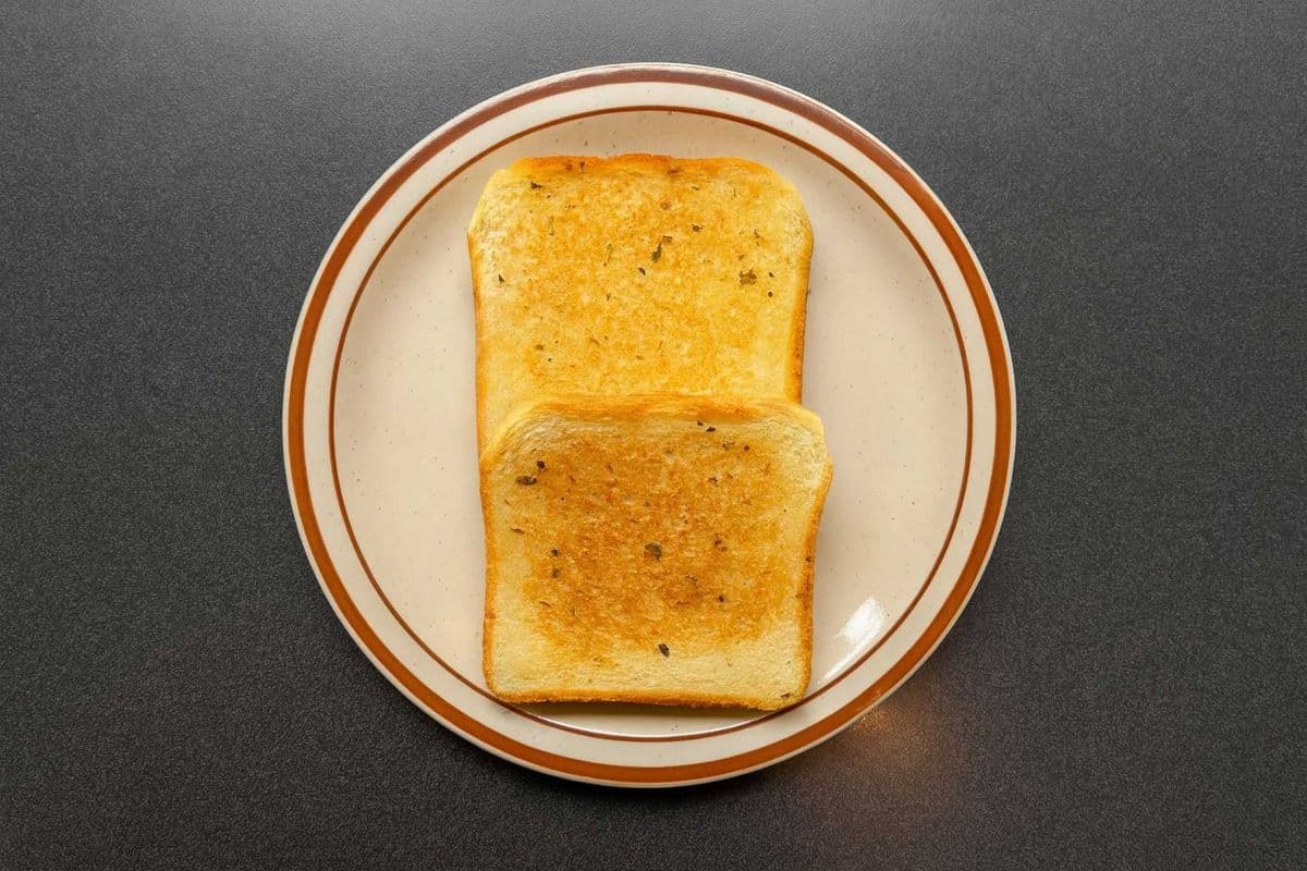 16. Garlic Toast (2Pcs)