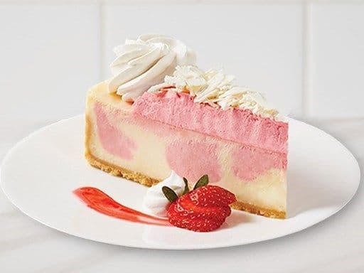 Wild Strawberries & Cream cheesecake slice / Tranche de Gâteau au Fromage Fraises sauvages & crème
