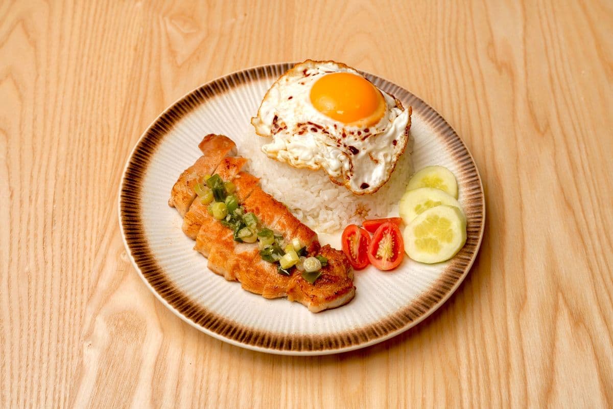 HK202. 蔥油豬扒煎蛋丼 / Pan Fried Pork Chop with Scallion Oil Rice Bowl and Sunny-side-up Egg
