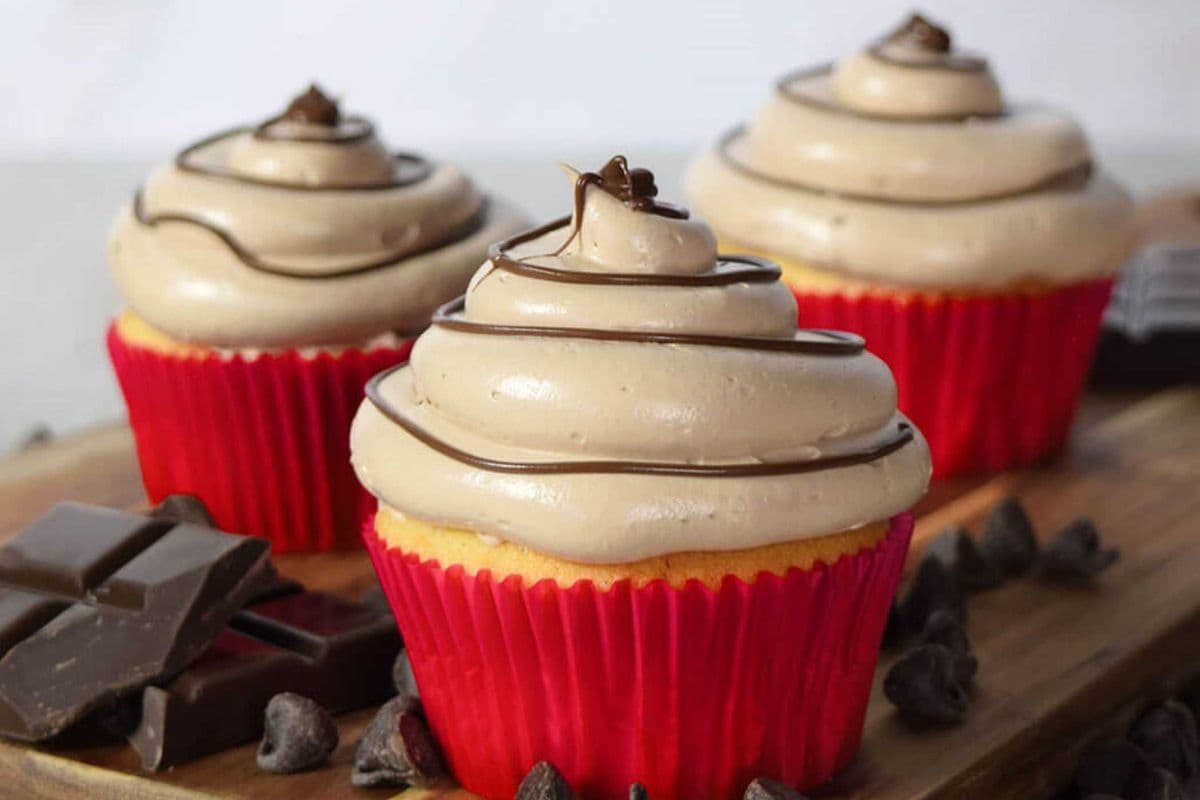 Vanilla Cupcake with Hazelnut Frosting (4 pcs)