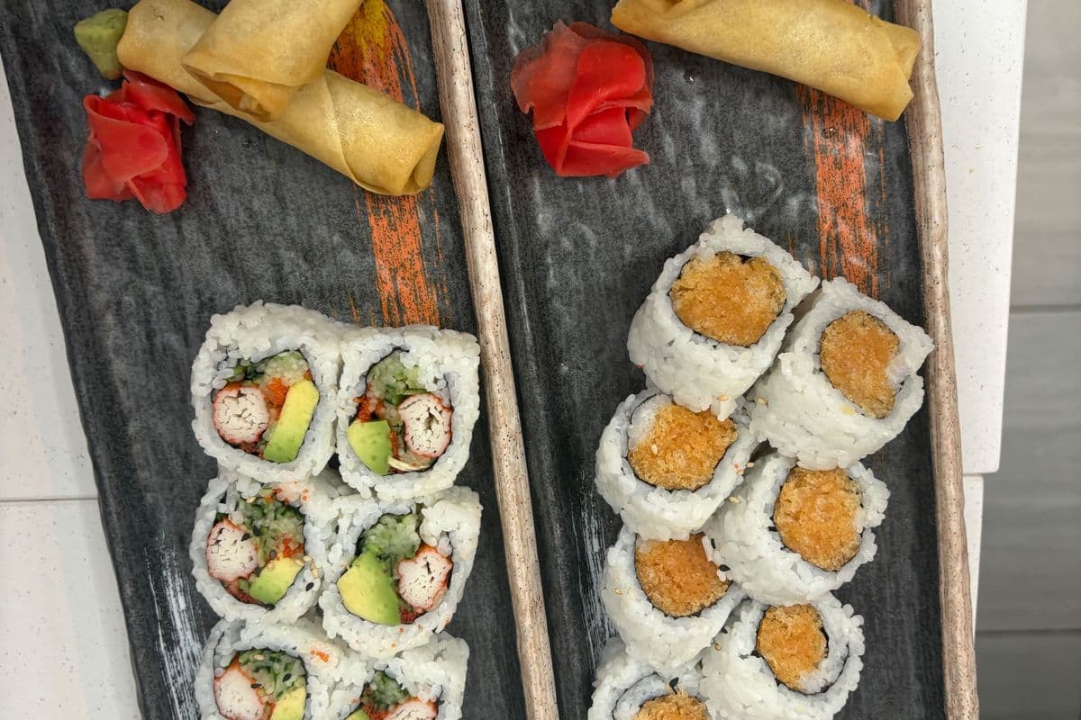 Spicy Salmon Crunch Roll（ 8PC)+ Spring Roll(2pc)+Juice(200ml)