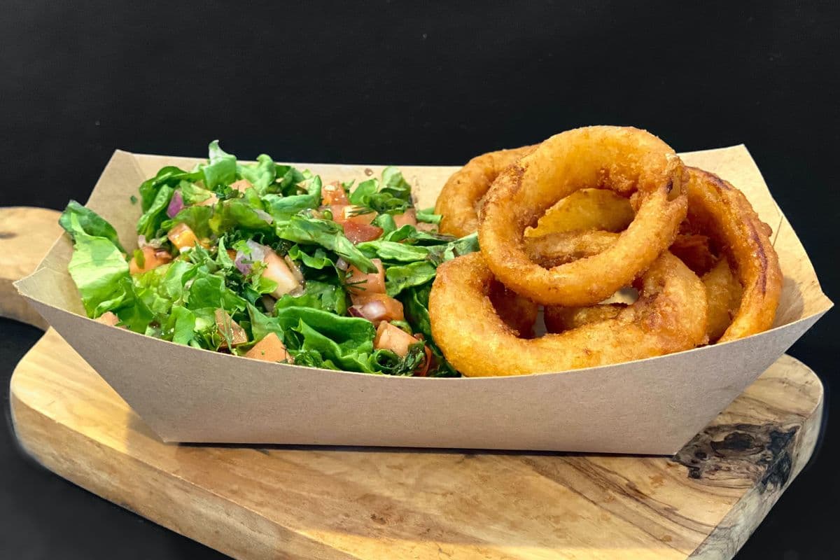 Rondelles d'oignons et salade verte