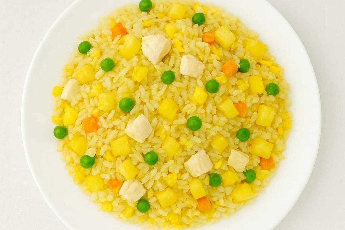 R6. Pineapple and Chicken Fried Rice - 菠蘿雞肉炒飯