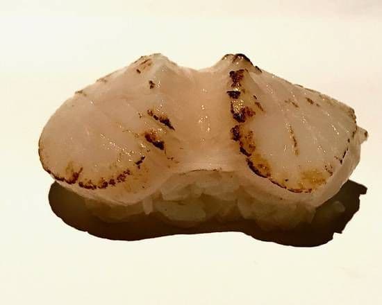 Sushi nigiri pétoncle / Sushi Nigiri Scallop (2 mcx / 2 pcs)