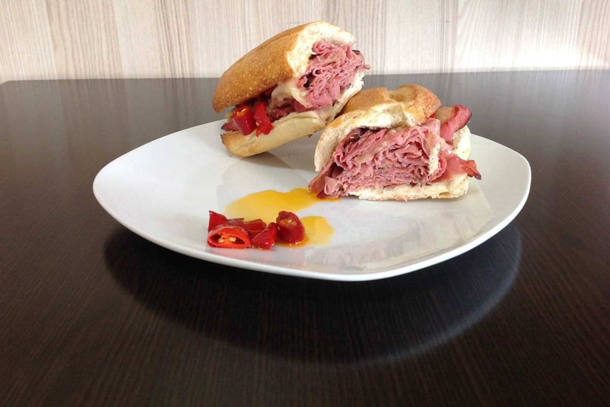Sandwich à la viande fumée (brisket) et fromage suisse / Smoked Meat (Brisket) and Swiss Cheese Sandwich