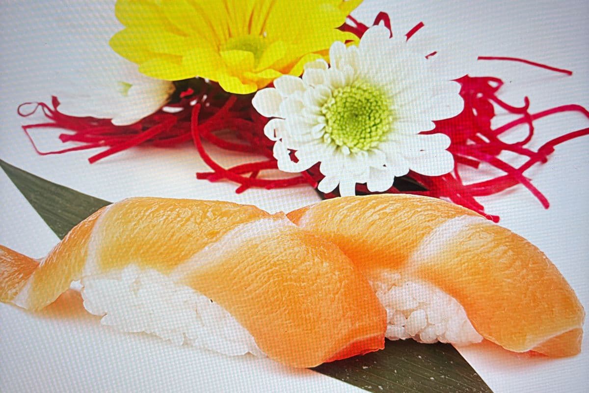 Salmon Sushi (2 pcs)