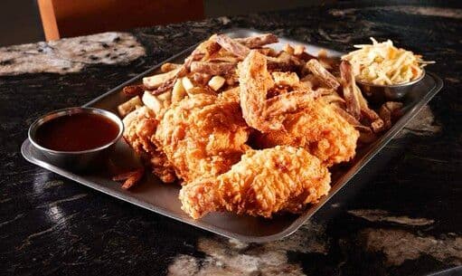 Classic Buttermilk Fried Chicken Dinner / Festin poulet frit classique au babeurre