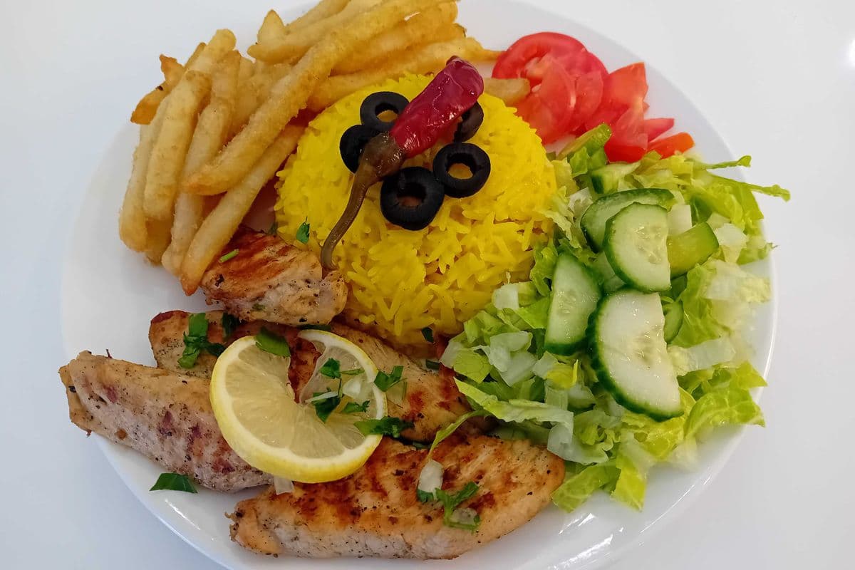 Assiette escalope poulet grillé. (Assiette escalope poulet)
