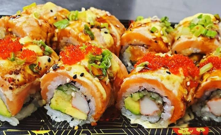 Crazy Salmon Roll(8pcs) & Love Roll(8pcs)