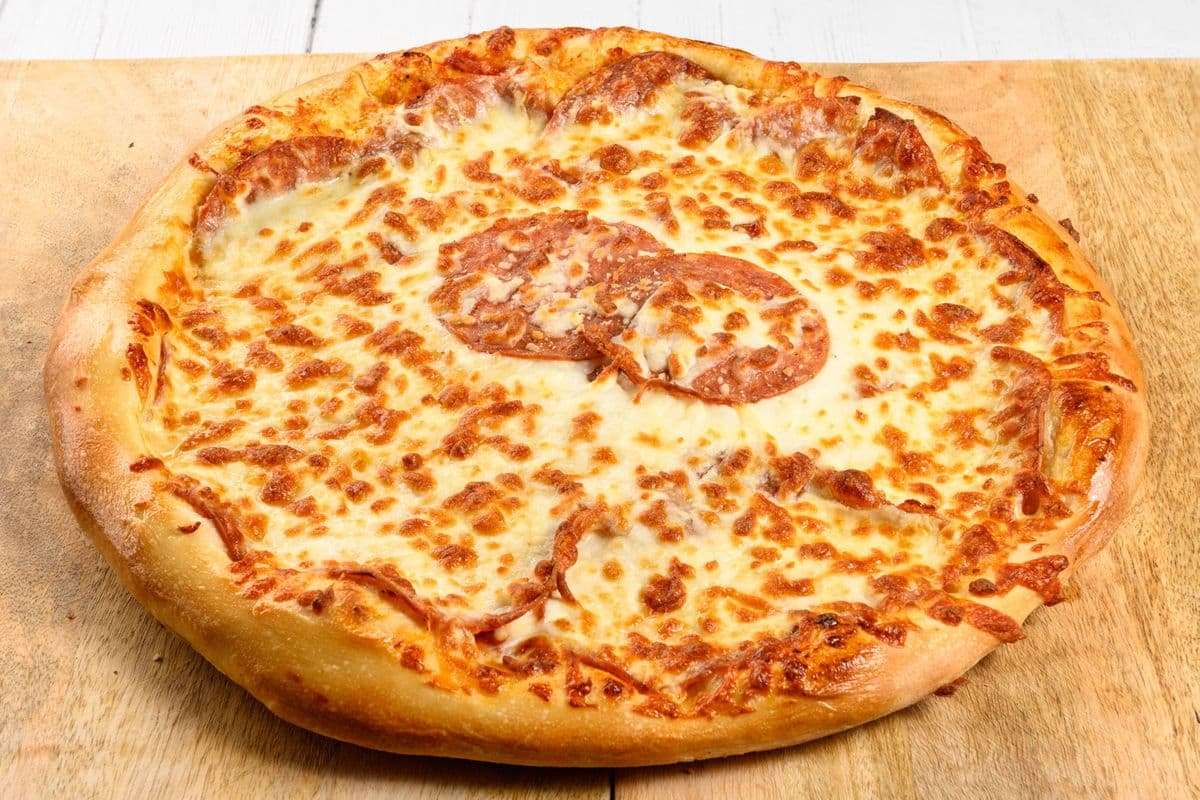 Pizza au pepperoni et fromage