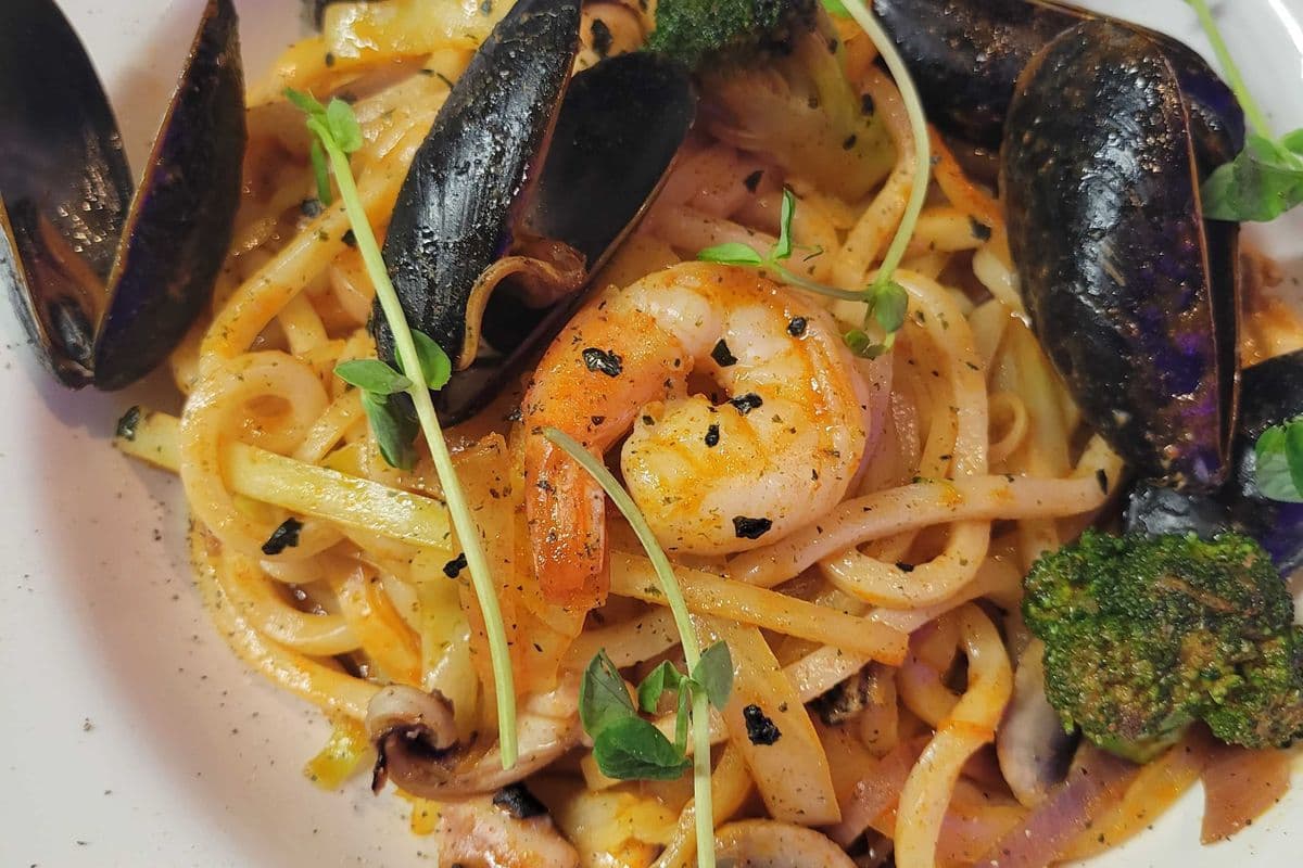 Bbokum Jjamppong (Spicy Seafood Yaki Noodle)
