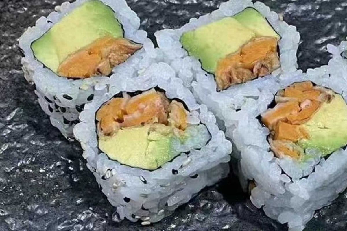 R10. Avocado Yam Tempura Roll番薯⽜油果卷