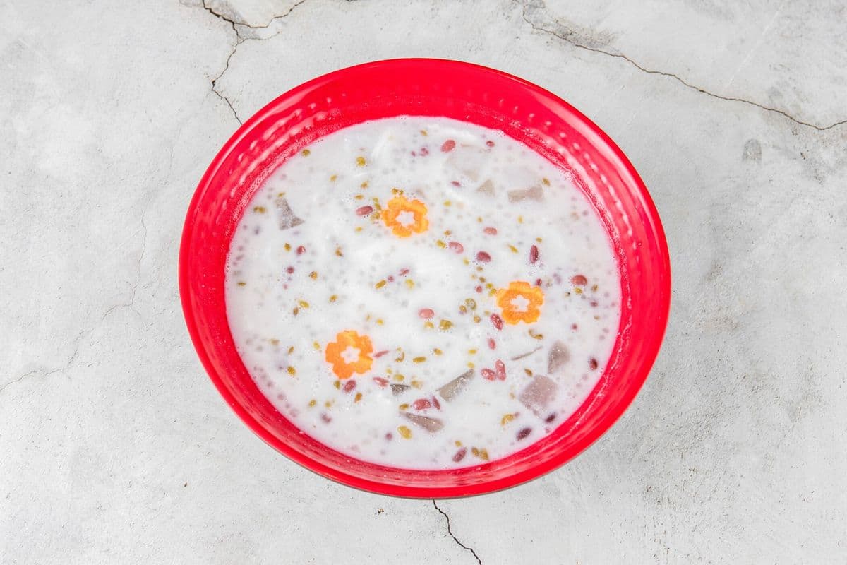 J1. Hainanese-Style Desserts with Coconut Juice 海南椰奶清补凉