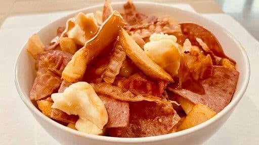 Grande Poutine Bacon Pepperoni / Large Bacon Pepperoni Poutine