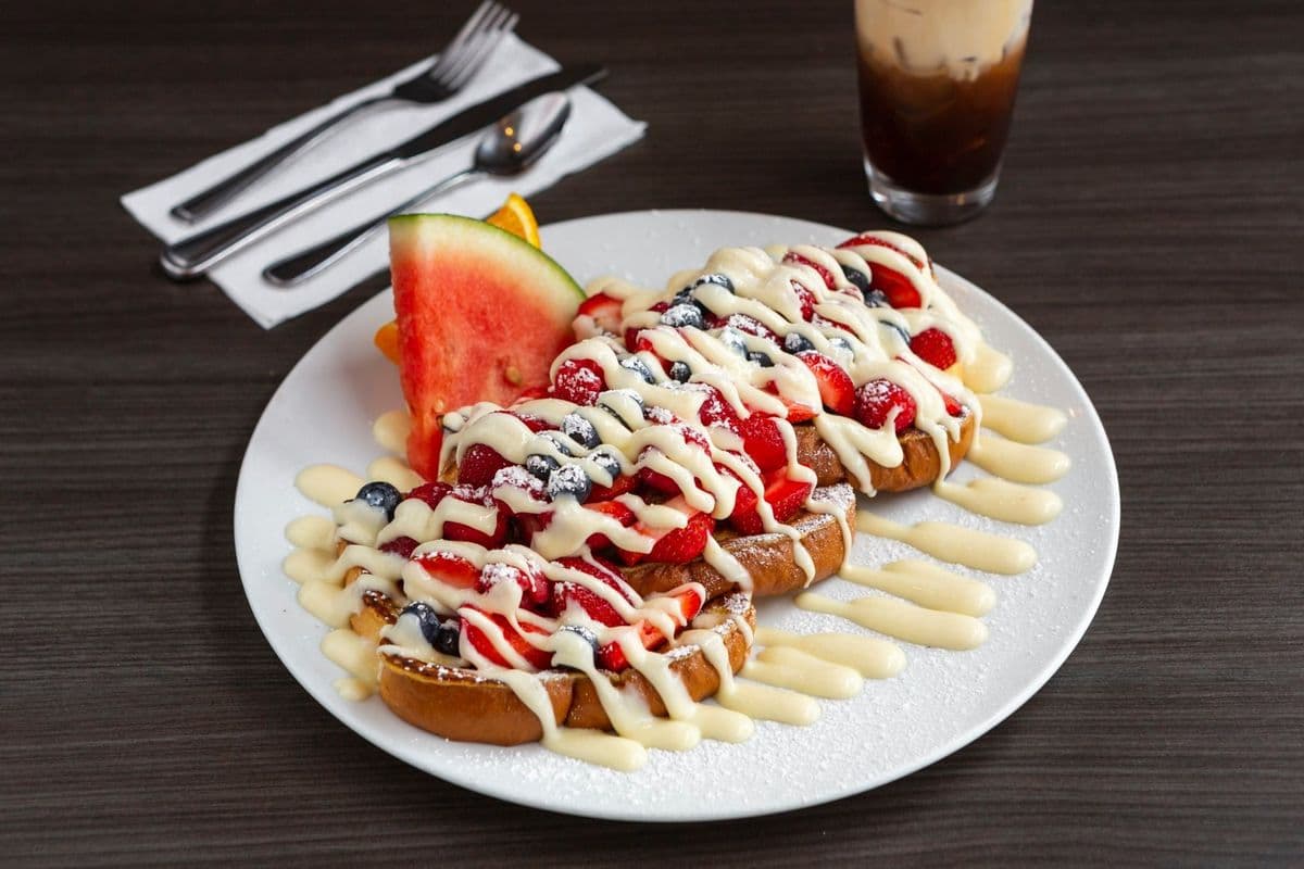 Pains dorés avec fruits des champs et crème anglaise