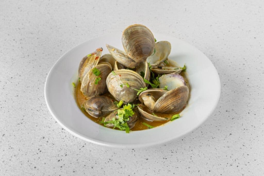 White Wine Garlic Clams
