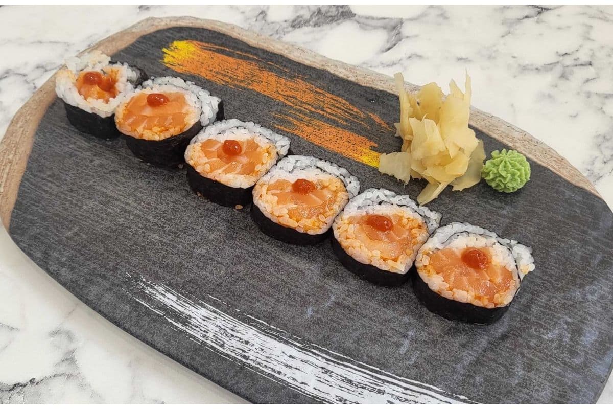 M3. Spicy Salmon Maki (6 pcs)