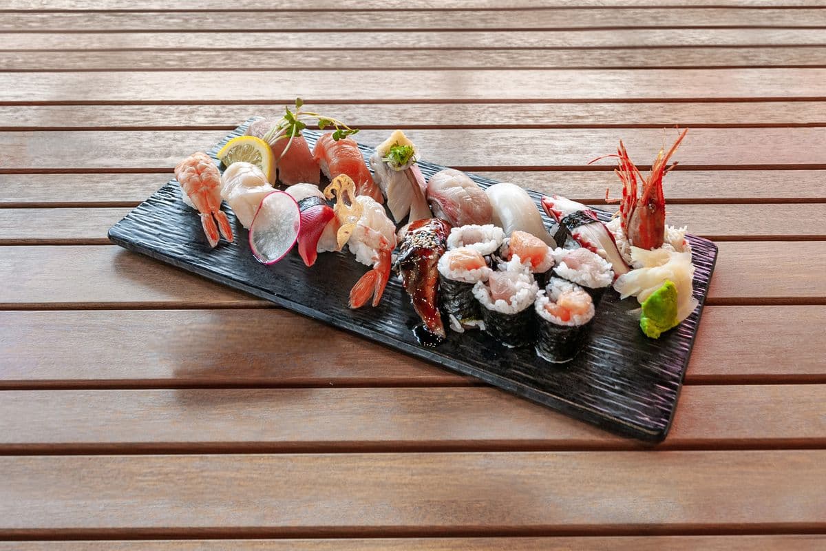 Deluxe Sushi Combo (17 pcs)