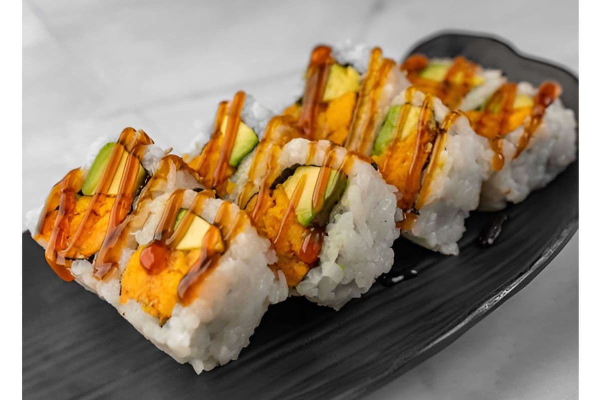 VR5. Yam & Avocado Roll (8 pcs)