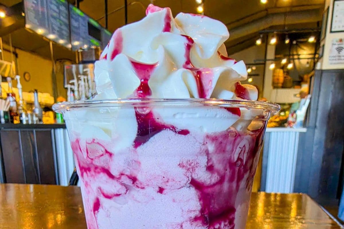 Bluberries & Cream Frappe (16oz)