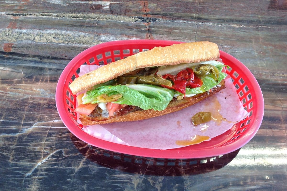 Sandwich au saucisse italienne et fromage provolone / Italian Sausage and Provolone Cheese Sandwich