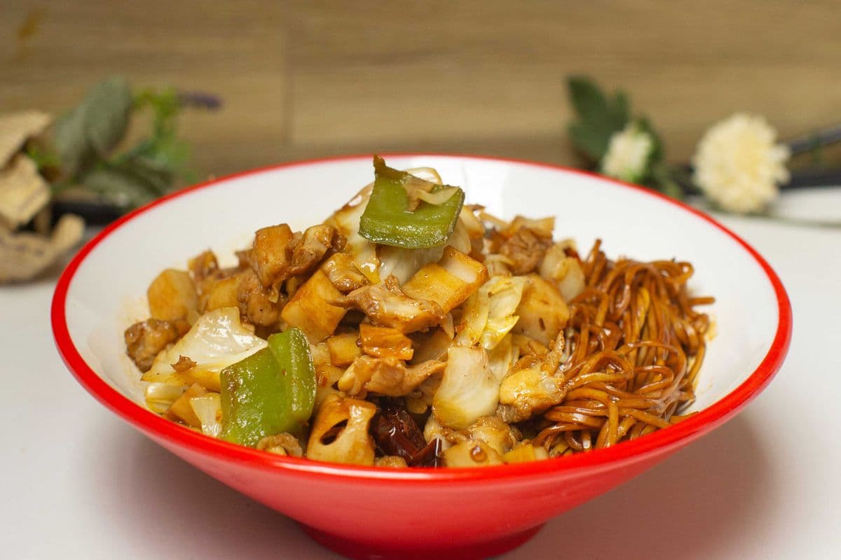 E2】Stir-fried chicken knee with lotus root on dry noodles鸡软骨炒藕丁拌川(拌面 )