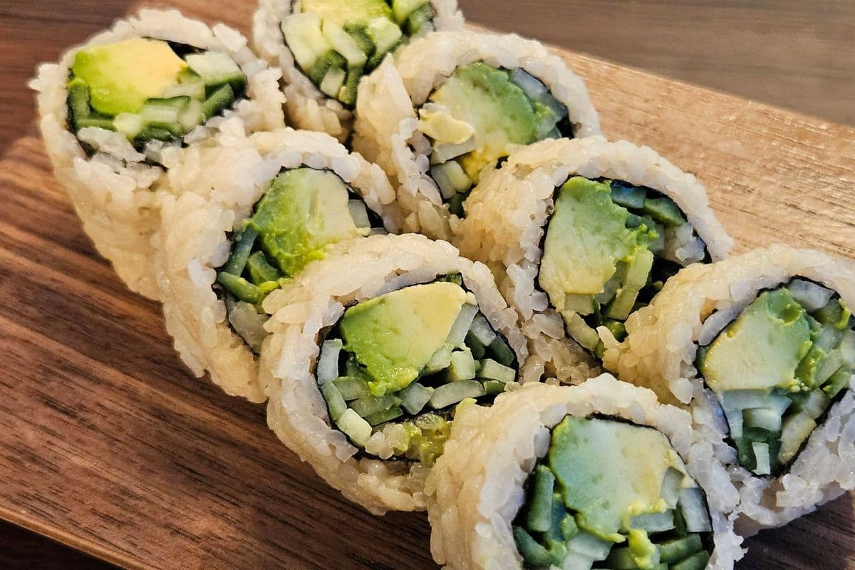 Avo and Kappa Roll (8pcs)