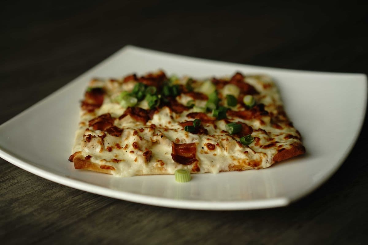 Pizza au poulet et bacon / Chicken and bacon pizza