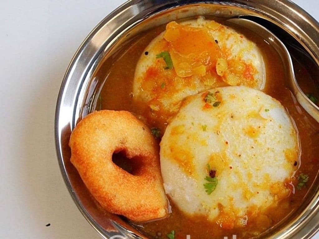 Sambar Dipped Idly Vada Combo(2PCS EACH)