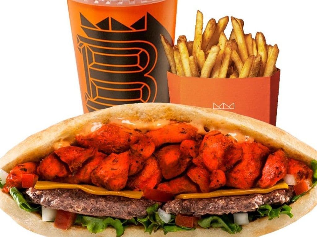 Achetez 1, obtenez le 2e à 50% de réduction : Sandwich Special Trio (Frites + Boisson)