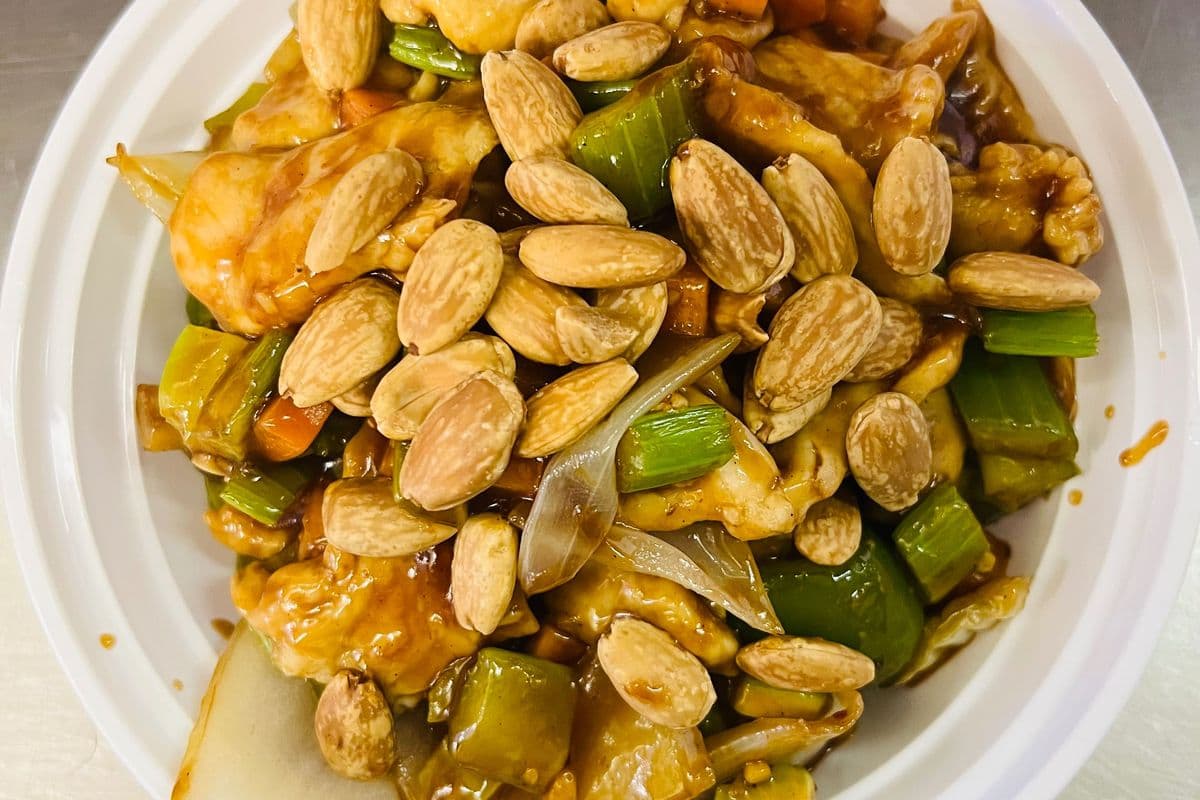 Chicken with Vegetable and Almonds 鸡丁