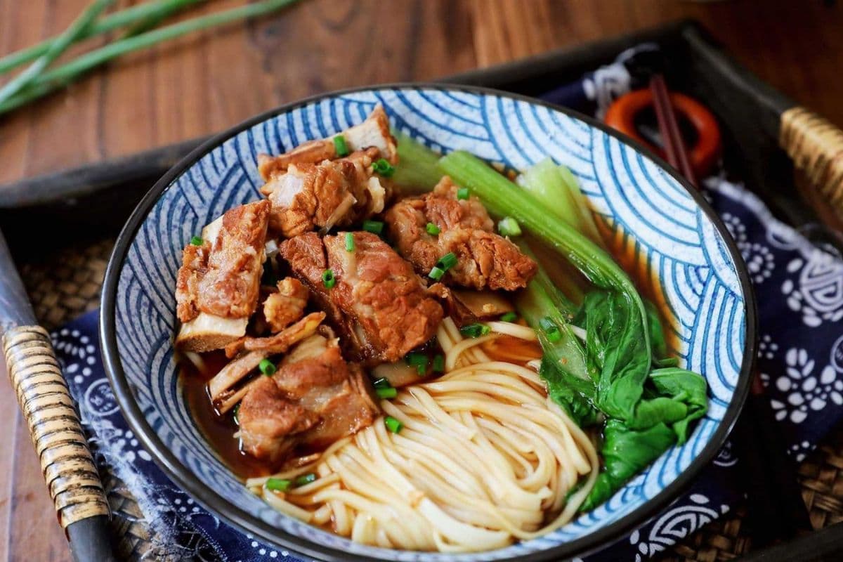 B5 Chef’s Special Stewed Pork Ribs Noodles (Spicy/Non-Spicy)(招牌排骨面)