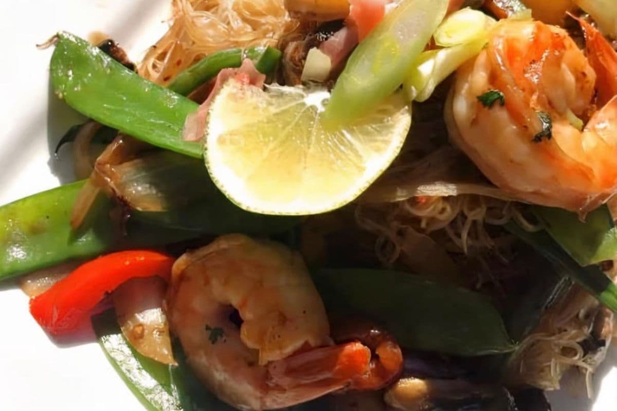 o BASIL THAI NOODLES - PRAWNS