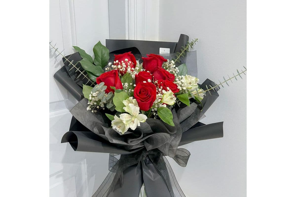 Romantic Red Roses Bouquet (Black)