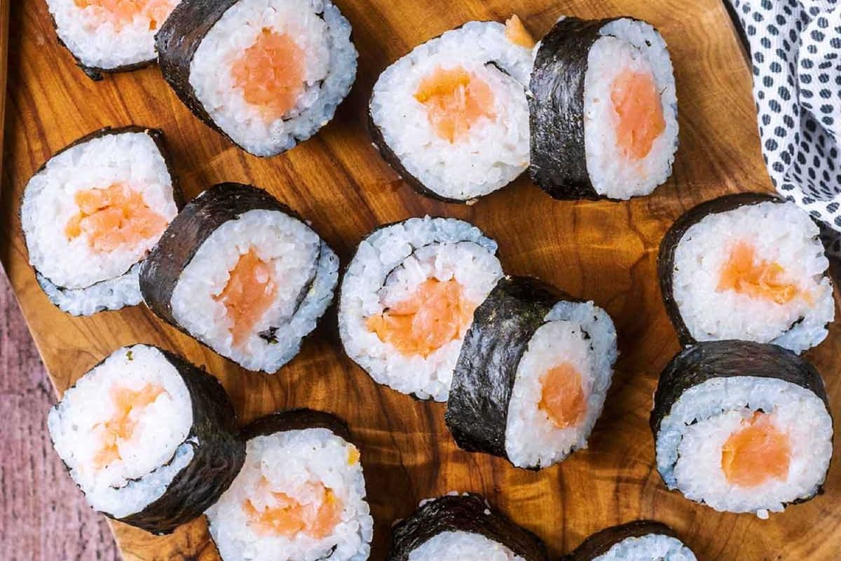 50. Salmon Roll (6 pcs)